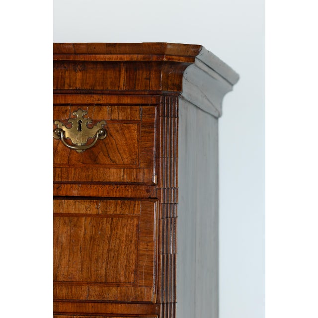 Georgian Walnut Chest on Chest, English, Circa 1720 For Sale In San Francisco - Image 6 of 10