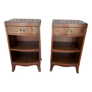 Mid 20th Century Pair of Frederal Style Bowfront Mahogany 1 Drawer Nightstands by Rway Furniture For Sale
