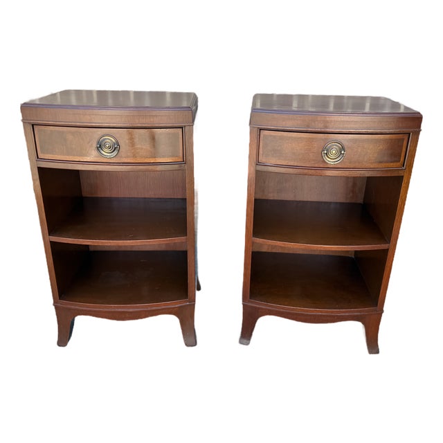 Mid 20th Century Pair of Frederal Style Bowfront Mahogany 1 Drawer Nightstands by Rway Furniture For Sale