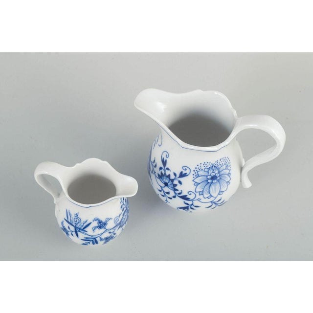 Early 20th Century Porcelain Creamers with Blue Onion Pattern from Meissen, Germany, Set of 2 For Sale - Image 3 of 5