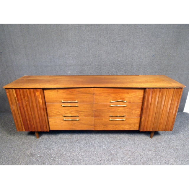 1960s Vintage Walnut Credenza For Sale In New York - Image 6 of 12
