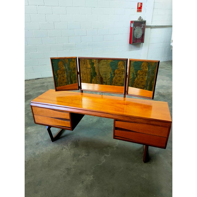 Dressing table manufactured by the British firm White and Newton. Its design combines teak wood with solid afrormosia. It...