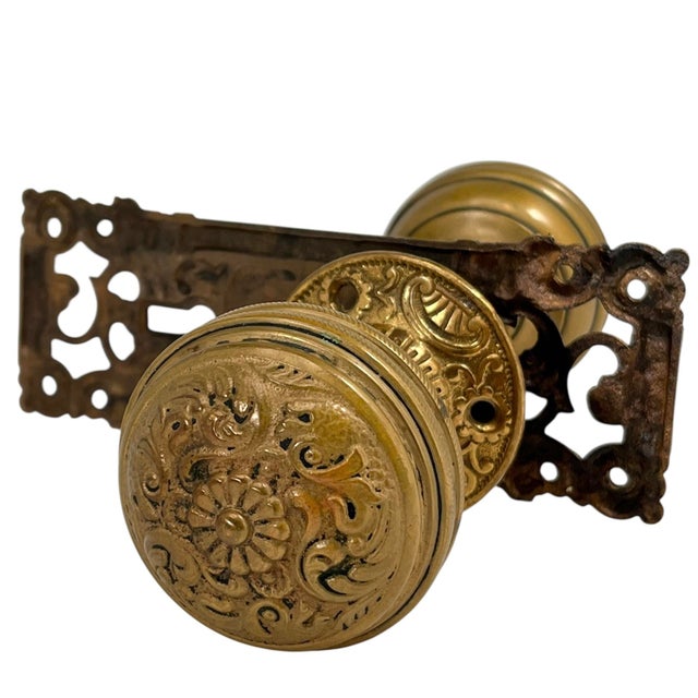 Metal 19th Century American Cast Bronze Door Knobs. A Set of 5 Pieces For Sale - Image 7 of 12