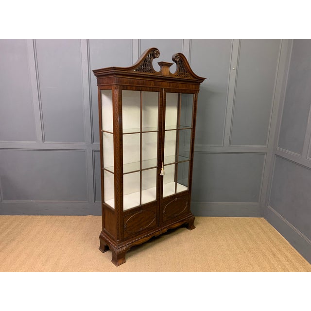 Wood Chippendale Style Mahogany Display Cabinet, 1900s For Sale - Image 7 of 17