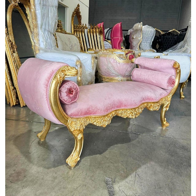 2020s Baroque Style Vintage Pink Velvet Tufted Bench – Luxury Interior Design Furniture For Sale - Image 5 of 5