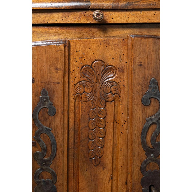 French 1750s Louis XV Walnut Floral Buffet à Deux-Corps from the Loire Valley For Sale - Image 11 of 12