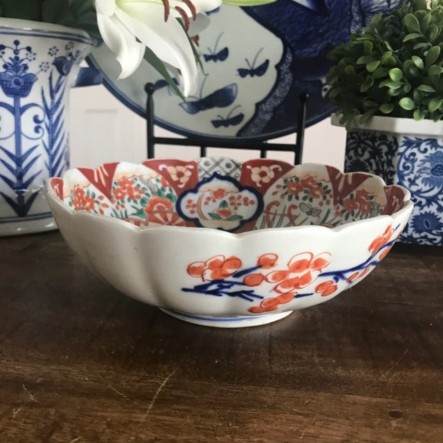 19th Century Hand-Painted Imari Bowl With Scalloped Rim For Sale - Image 4 of 8