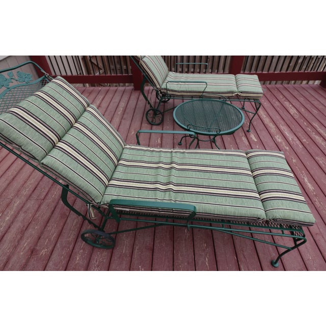 Green Mid 20th Century Russell Woodard Wrought Iron Chaise Loungers With Removable Service Table, Attributed For Sale - Image 8 of 14