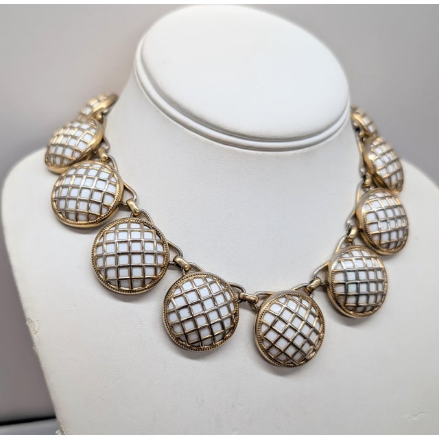 Vintage 1950s Signed Napier Goldtone Round White Resin Mesh Links Collar Necklace For Sale In Philadelphia - Image 6 of 6