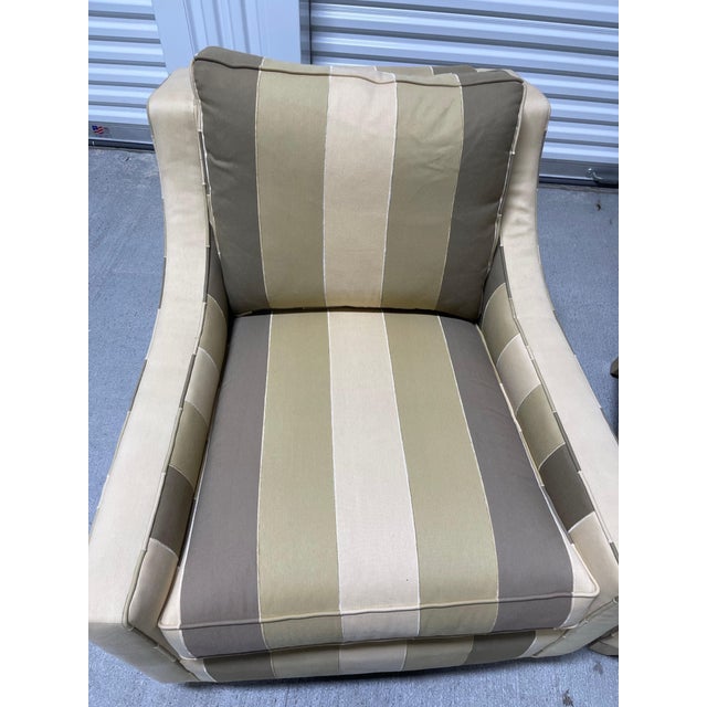 Traditional Pair of Tailored Club Chairs Upholstered in a Stripe Fabric, 21st Century For Sale - Image 3 of 8
