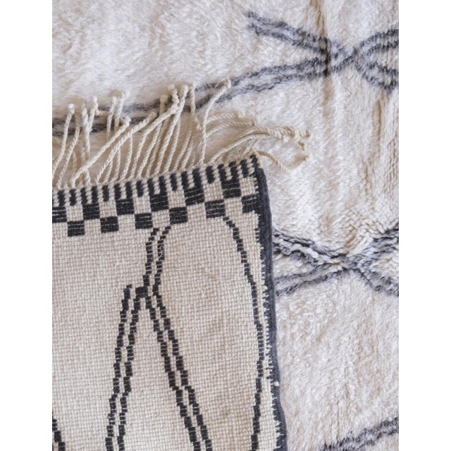 Handwoven Moroccan Beni M'Rirt Rug - 8.5 X 4.9 Ft For Sale In Cleveland - Image 6 of 11