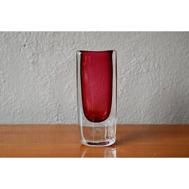 This beautiful two-tone vase by Orrefors is a quintessential Swedish piece from the 1960s. Crafted with soft, organic...