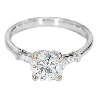 18k White Gold Engagement Ring With Round Diamond Center & Accents - Size 6.5 For Sale