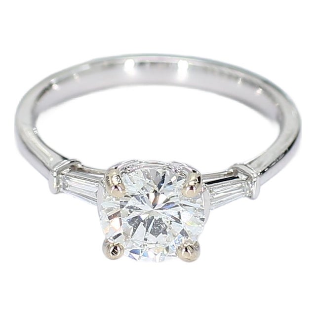 18k White Gold Engagement Ring With Round Diamond Center & Accents - Size 6.5 For Sale