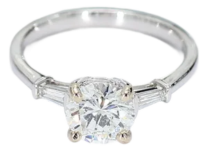 18k White Gold Engagement Ring With Round Diamond Center & Accents - Size 6.5