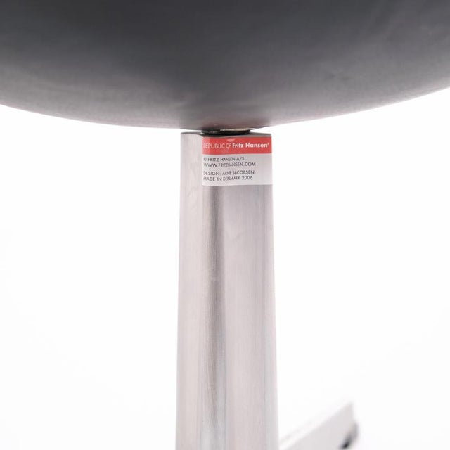 Animal Skin Egg Ottoman in Black Elegance Leather by Arne Jacobsen for Fritz Hansen, 2006 For Sale - Image 7 of 8