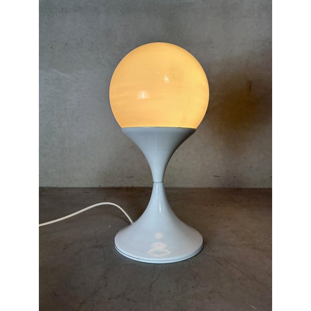 A solid tulip table lamp in metal and opaline. The edge of the tulip holder shows little noticeable rust (see photos)....