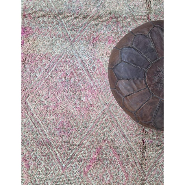 Vintage Pink Moroccan Rug – Handmade Berber Wool Rug This beautiful vintage Moroccan rug features a softly faded palette...