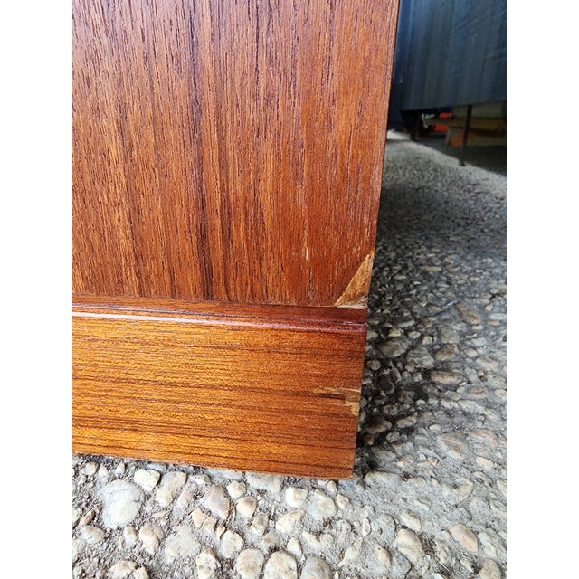 1960s Arne Wahl Iversen for Vinde Møbelfabrik Danish Modern Teak Vanity Desk Set | Made in Denmark | Floating Vanity With Hidden Mirror Dresser Set For Sale - Image 12 of 16