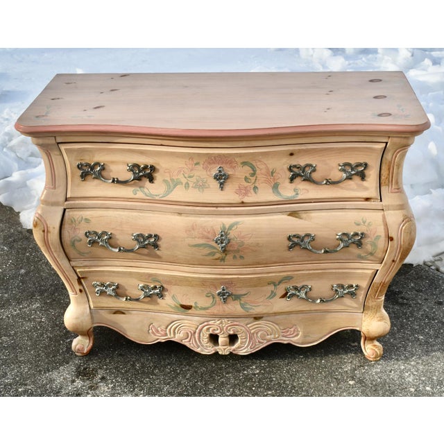 Wood Vintage Pulaski Venetian Style Carved &Painted Pine Three Drawer Bombe' Commode For Sale - Image 7 of 13
