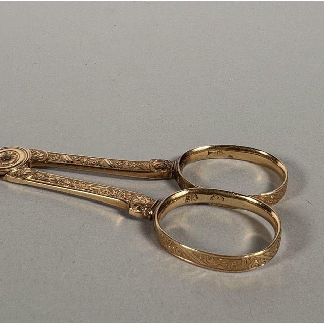 French Pair of 18th century sewing scissors in 18k yellow gold (750/1000) For Sale - Image 3 of 7