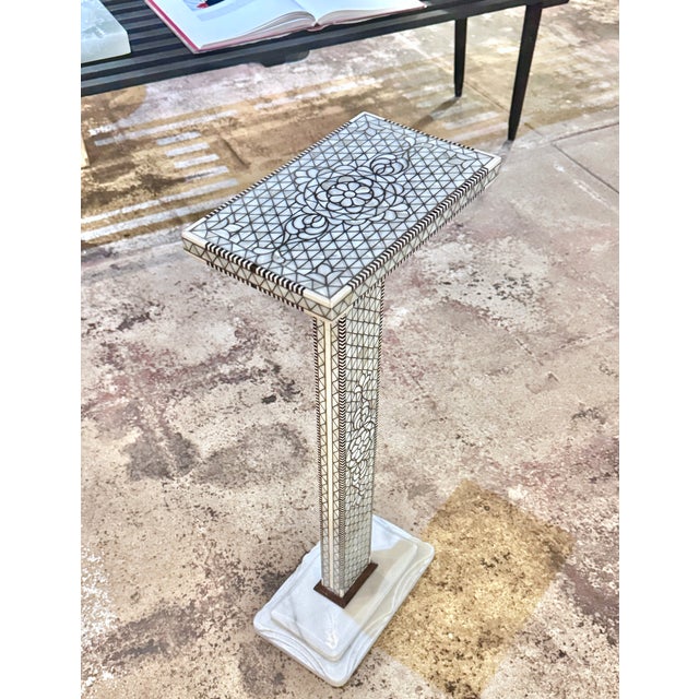 1990s Mother-of-Pearl Inlay Modern Style Pedestal / Side Table With Natural Marble Base For Sale - Image 4 of 8