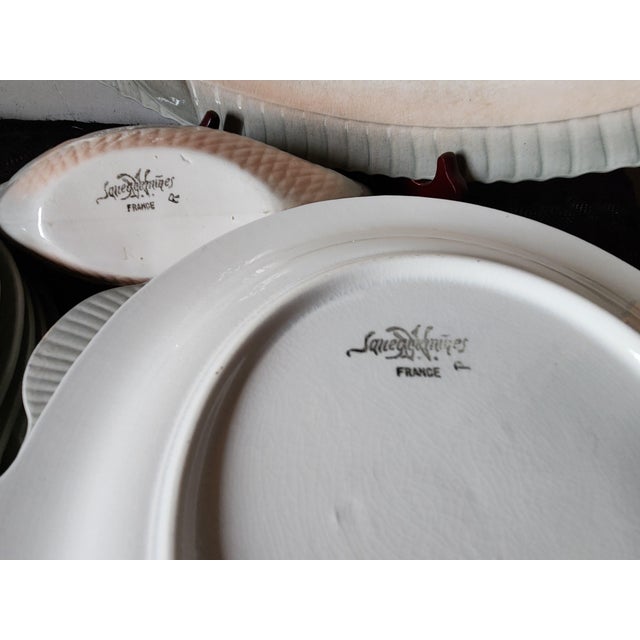 French Art Deco Grey and Pink Fish Service from Sarreguemines, 1930s, Set of 14 For Sale - Image 13 of 16