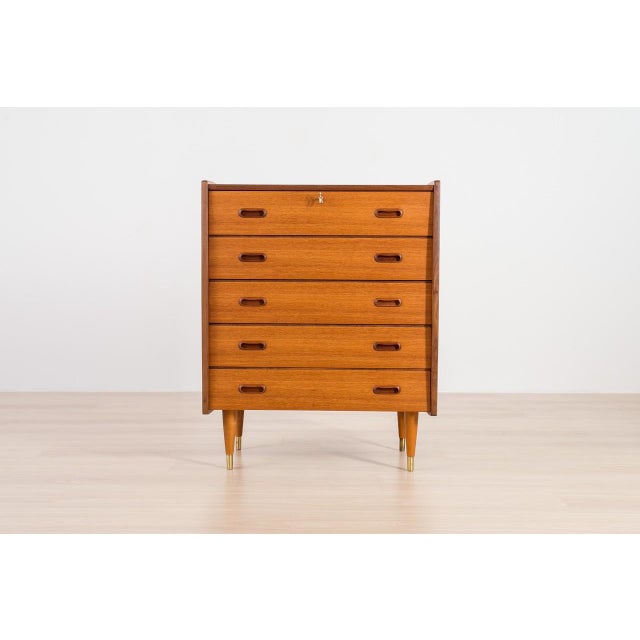 Elegant Scandinavian chest of drawers crafted from teak wood and dating from the 1960s. Its clean lines, balanced...
