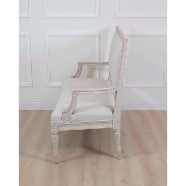 Gustavian (Swedish) Gustavian Style Settee in Linen, circa 1900 For Sale - Image 3 of 5