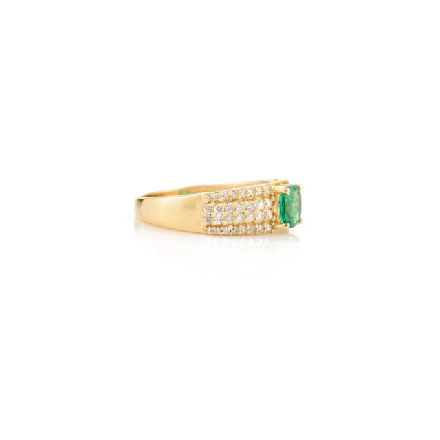 Cushion Cut Green Emerald With Sparkling Diamonds Wedding Ring Size 6.5 For Sale In New York - Image 6 of 12