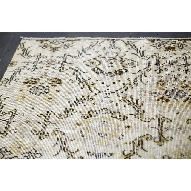 1960s 1960s Traditional Beige Hand Knotted Vintage Anatolian Runner Rug For Sale - Image 5 of 13
