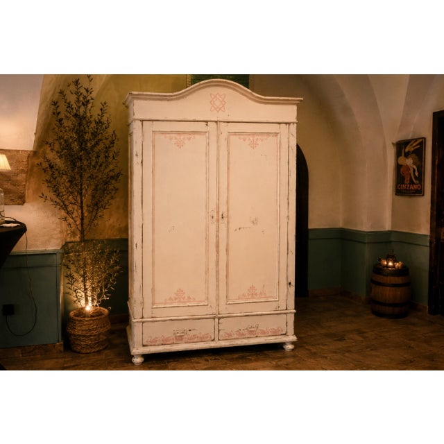 Shabby Chic Wardrobe “Swanhild” – Hand-Painted Pine Farmhouse Wardrobe, circa 1920 The “Swanhild” wardrobe combines the...