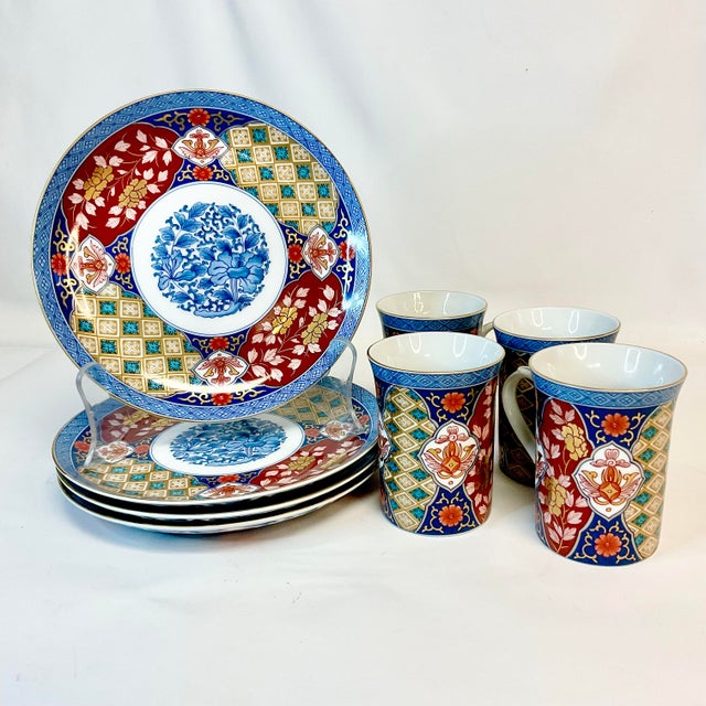 1950s 1950s Vintage Chinoiserie Japanese Imari Luncheon Plates and Mugs - Set of 8. For Sale - Image 5 of 13
