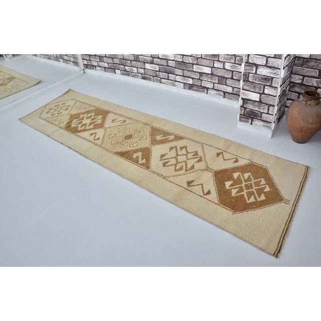 Textile 1950s Anatolian Wool Neutral Geometric Runner For Sale - Image 7 of 10