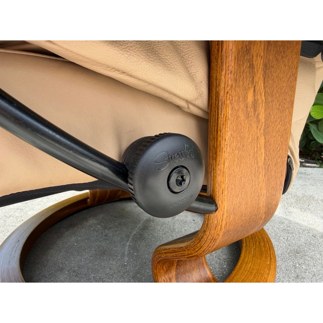 Vintage Ekornes Stressless Reno Leather Recliner Lounge Chair and Ottoman, Made in Norway For Sale - Image 9 of 12
