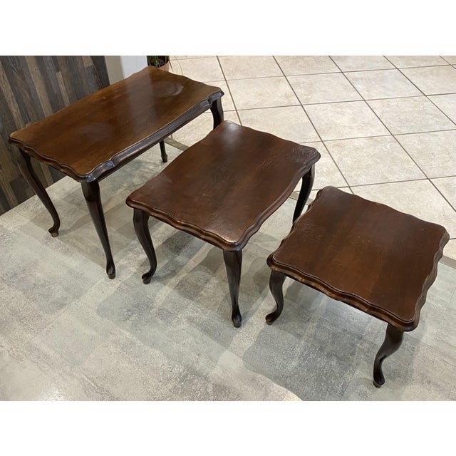 A nice set, showing signs of wear, some varnish chips, and minor imperfections on the edges. Large: 60 x 35 cm, height 40...