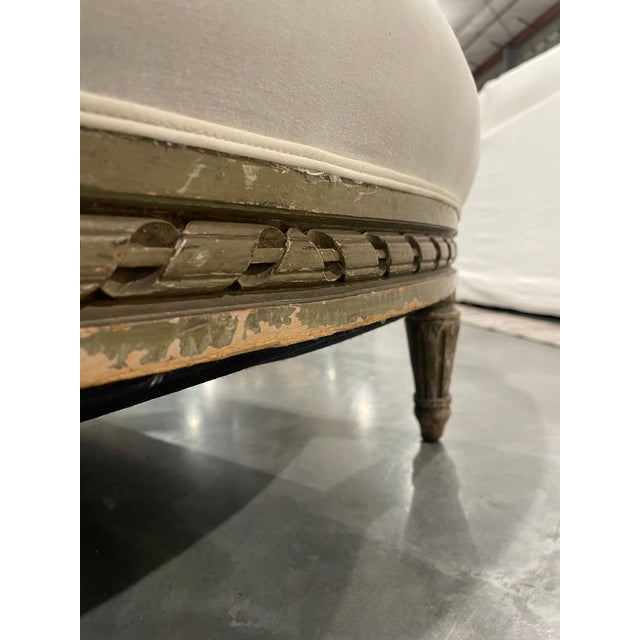 Antique 19th Century French Chaise With Distressed Carved Frame and Ivory Upholstery For Sale In New York - Image 6 of 10