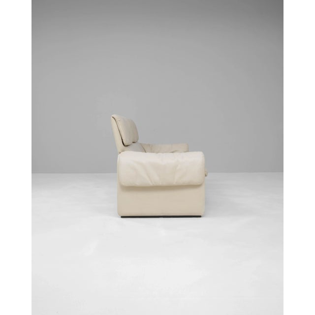 De Sede 20th Century Swiss Beige Leather Sofa Ds2011 by De Sede For Sale - Image 4 of 7