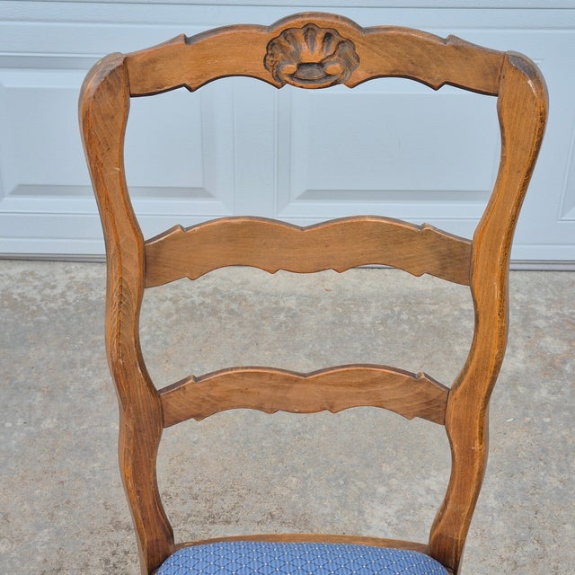 Farmhouse Early 20th Century French Country Shell Carved Walnut Ladder Back Dining Chairs W/ Upholstered Sprung Seats, Set of 4 For Sale - Image 3 of 10