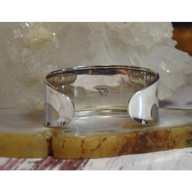 Metal Early 20th Century Mexican Sterling Silver and Carnelain Gemstone Smooth Cuff Bracelet For Sale - Image 7 of 18