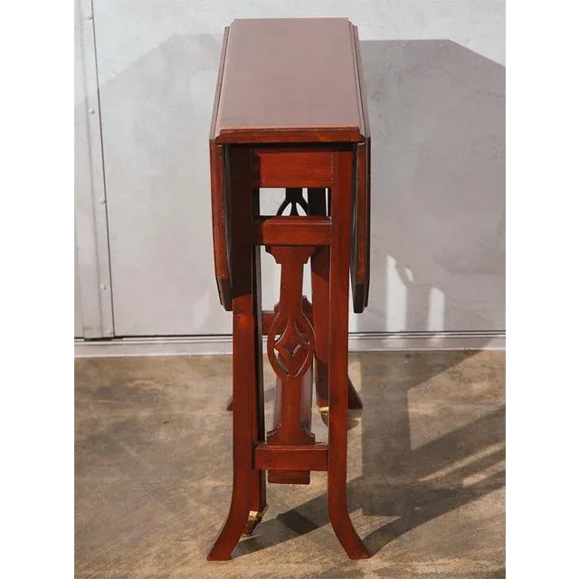1900 - 1909 English Traditional Drop Leaf End Table For Sale - Image 5 of 7
