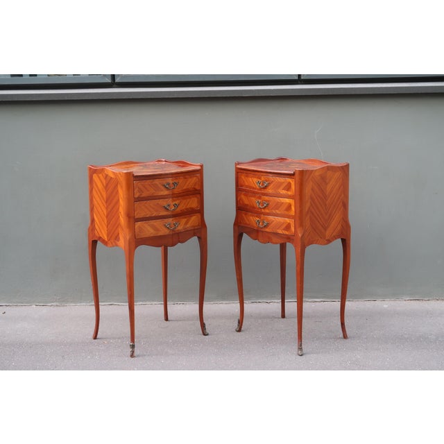 1960s Pair of French Louis XV Style Rosewood Side Tables Nightstands For Sale - Image 12 of 17