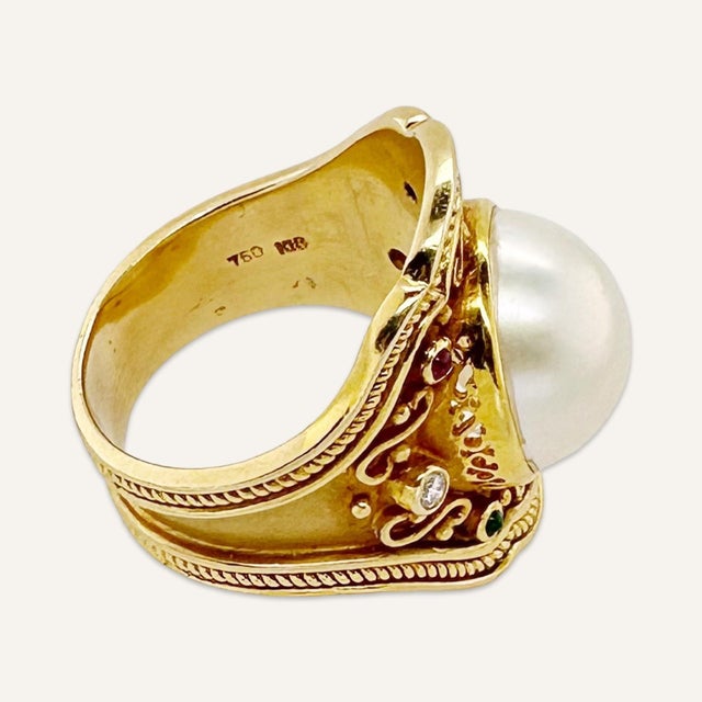 1990s 1990s Mabe Pearl, Diamond, Ruby and Emerald Ring in 18k Yellow Gold Size 7.25 For Sale - Image 5 of 5