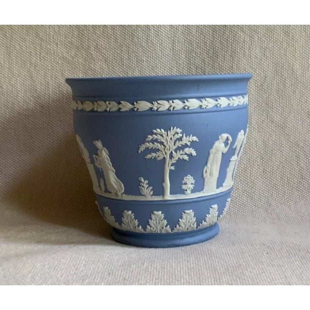 English Mid-Century Wedgwood Blue Jasperware Cache Pot - Classical Design For Sale - Image 3 of 7
