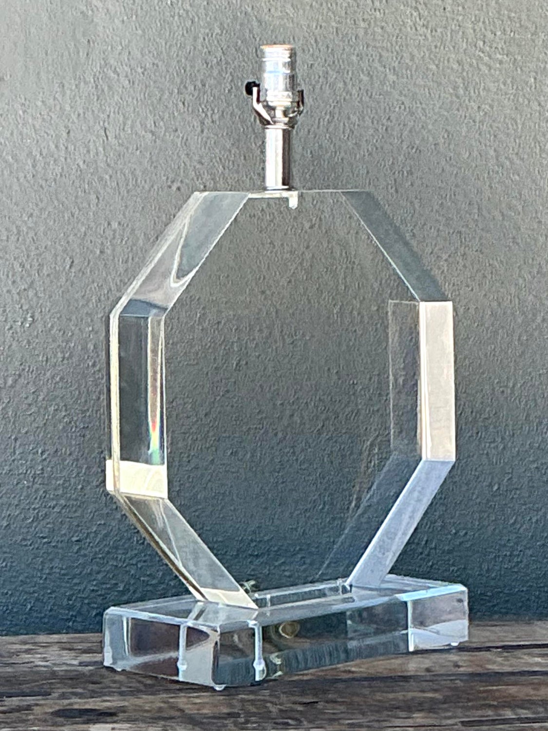 Vintage Slab Lucite Octagon Lamp - Detail view
