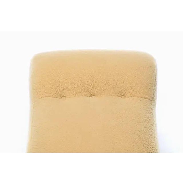 Cream Sculptural Walnut Rocking Chaise Lounge in Soft Butterscotch Shearling C. 1980 For Sale - Image 8 of 12