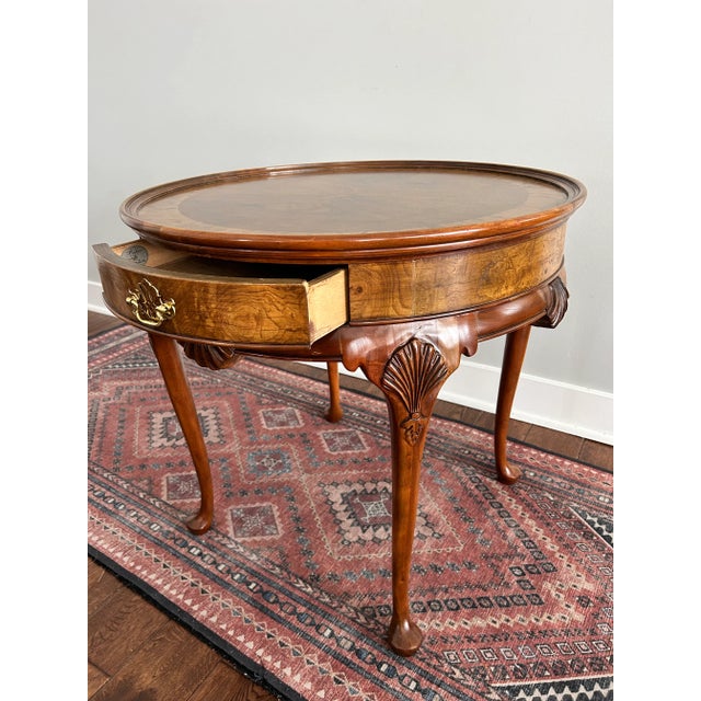 Mid 20th Century Vintage Baker Furniture Queen Anne Burl Walnut Round Accent Table | Georgian Style Carved Shell Side Table With Drawer For Sale - Image 5 of 12