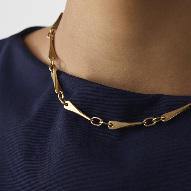 1970s 14k Yellow Gold Modernist Tapered Bar Link Necklace For Sale - Image 4 of 6