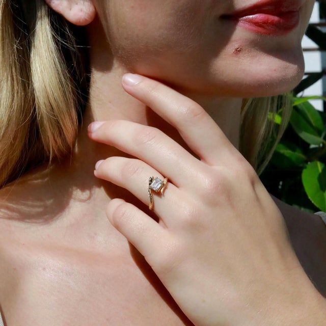 Kai Snake Protection 2ct Emerald-Cut Lab-Grown Diamond East-West Ring in 14k Gold (All Sizes Available) For Sale In Los Angeles - Image 6 of 9