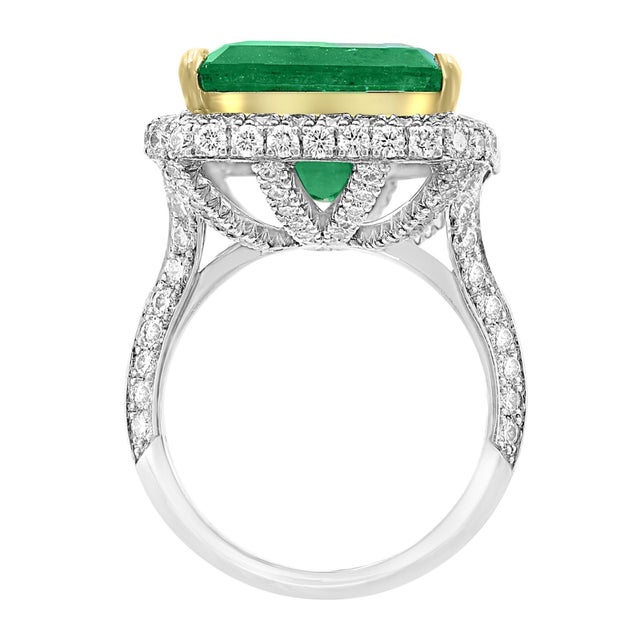 Agl Certified 13.10 Ct Emerald Cut Colombian Emerald Diamond 18k Gold Ring For Sale In New York - Image 6 of 8